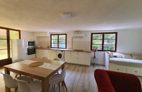 Crest Maison | Maison dans un écrin de verdure.Piscine, tennis; Idéal pour se ressourcer!