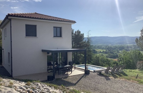 Chauzon Villa | Maison de 6 Personnes Avec Piscine à 10 mn à Pied d’un Site Classé