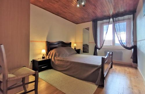Mazeyrat-Aurouze Maison | Maison de bourg restaurée avec cour privative au coeur d'un village paisible, proche gorges de l'Allier et sites historiques - FR-1-582-220