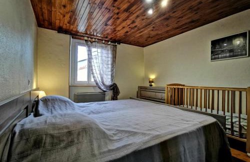 Mazeyrat-Aurouze Maison | Maison de bourg restaurée avec cour privative au coeur d'un village paisible, proche gorges de l'Allier et sites historiques - FR-1-582-220