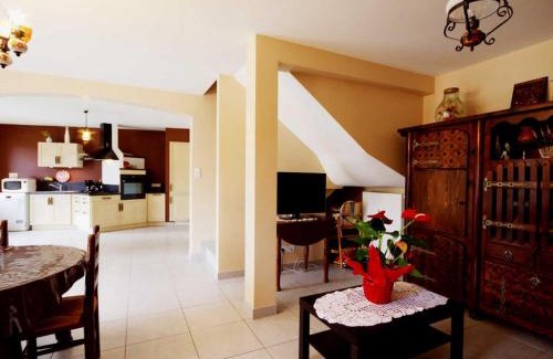 Saint-Nizier-de-Fornas Maison | Maison de charme avec poêle à bois, 3 chambres, salle de jeux, jardin clos et équipements modernes. - FR-1-496-259
