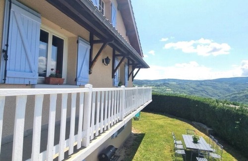 Saint-Georges-en-Couzan Maison | Maison de Campagne Entière Gîte 3 Épis Jardin Extérieur Clos Animaux Admis