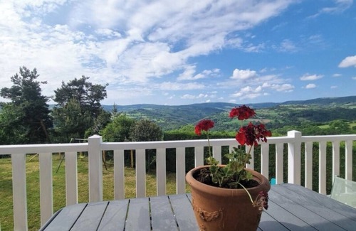 Saint-Georges-en-Couzan Maison | Maison de Campagne Entière Gîte 3 Épis Jardin Extérieur Clos Animaux Admis
