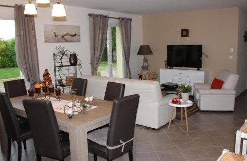 Neuvic Maison | Maison de charme avec terrasse, jardin et équipements complets, à 2 km de Neuvic - FR-1-616-110