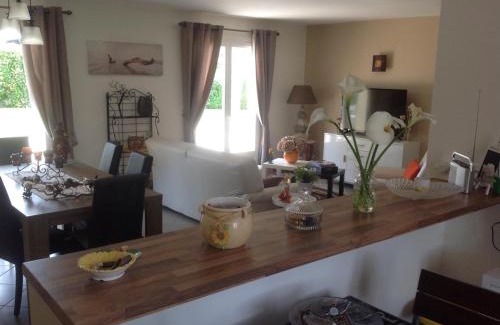 Neuvic Maison | Maison de charme avec terrasse, jardin et équipements complets, à 2 km de Neuvic - FR-1-616-110