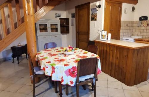 Allegre Maison | Maison de charme en pierre au bord d’un ruisseau, proche d’un bourg médiéval – Jardin et garage inclus - FR-1-582-151