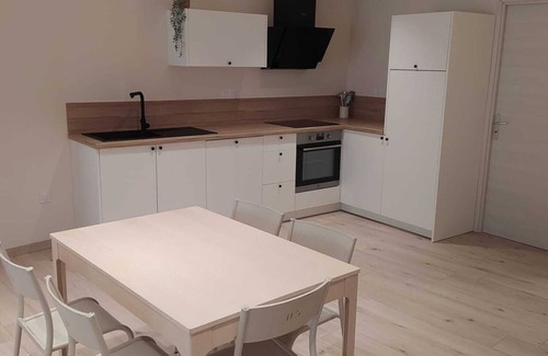 Parnans Maison | Maison de Charme Entièrement Rénovée Dans un Village Calme Idéalement Située