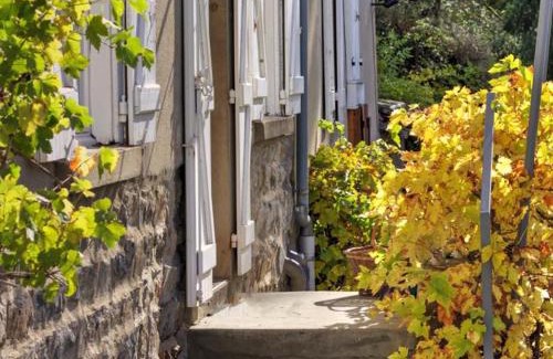 Saint-Symphorien-de-Lay Maison | Maison de charme avec jardin, 2 chambres, proche loisirs et nature, à 20 km de Roanne - FR-1-496-278