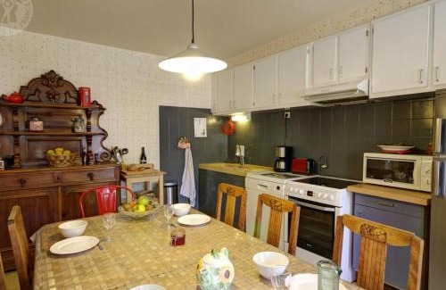 Saint-Symphorien-de-Lay Maison | Maison de charme avec jardin, 2 chambres, proche loisirs et nature, à 20 km de Roanne - FR-1-496-278