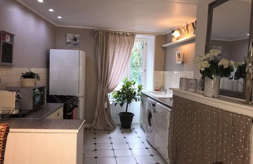 Corgnac-sur-l'Isle Maison | Maison de maître avec rivière et piscine privée à 5 minutes à pied du village