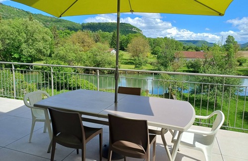 Ornans Maison | Maison de Vacances en Bord de Rivière - Jardin - Garage - Wifi