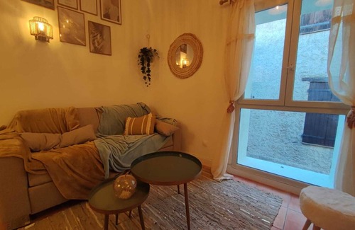 La Roquebrussanne Appartement | Maison de village cosy 1 à 4 personnes