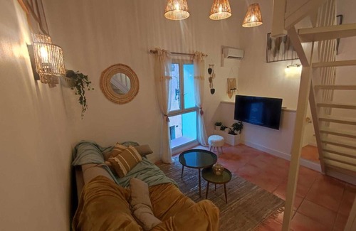 La Roquebrussanne Appartement | Maison de village cosy 1 à 4 personnes