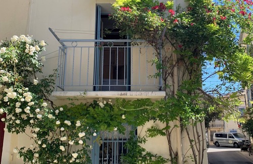 Marseillan Maison | Maison de village avec terrasse tropézienne.