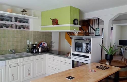 Pleaux Appartement | Maison de Village. Avec Commerces à Proximité. Départ de Sentiers, Vtt, lac 10 k