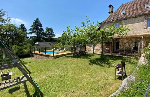 Hautefage Villa | Maison de Village / piscine chauffé / internet. tv./ 6 pers.