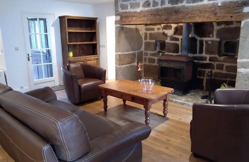 Hautefage Villa | Maison de Village / piscine chauffé / internet. tv./ 6 pers.