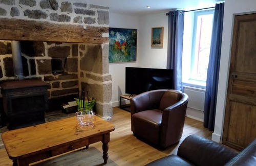 Hautefage Villa | Maison de Village / piscine chauffé / internet. tv./ 6 pers.