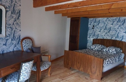 Vic-le-Comte Maison | Maison de Village F2 60m² Avec Cour Fermée