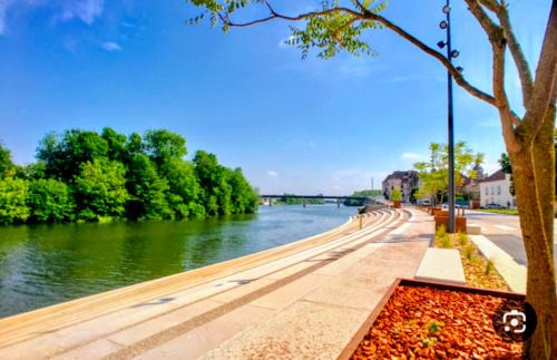 Seurre Appartement | Maison de ville, local à vélo, cour, bord de Saône