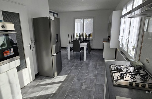 Coulanges-sur-Yonne Maison | Maison des flotteurs on the banks of the Yonne, enclosed garden, sleeps 9