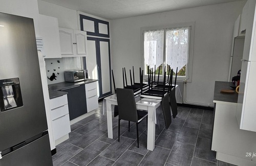 Coulanges-sur-Yonne Maison | Maison des flotteurs on the banks of the Yonne, enclosed garden, sleeps 9