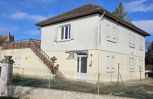 Coulanges-sur-Yonne Maison | Maison des flotteurs on the banks of the Yonne, enclosed garden, sleeps 9