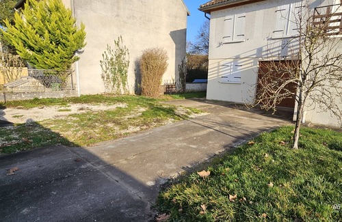 Coulanges-sur-Yonne Maison | Maison des flotteurs on the banks of the Yonne, enclosed garden, sleeps 9