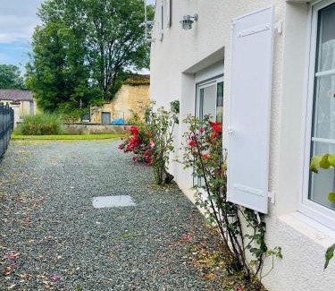 Asnieres-la-Giraud Maison | Maison des Mottes - Cour et garage