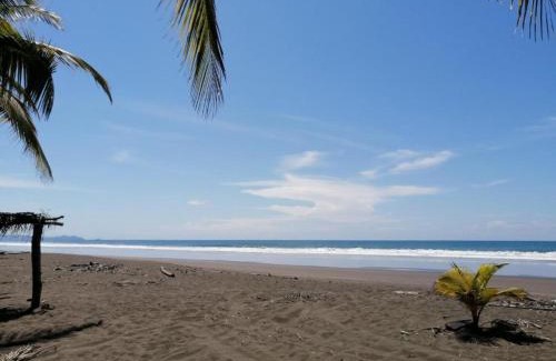 Parrita Maison | Maison du Bonheur costaricienne sur la plage avec bassin de rafraichissement