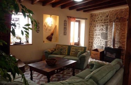 Nizerolles Maison | Maison en pierre avec jardin, jeux enfants et animaux acceptés - FR-1-489-137