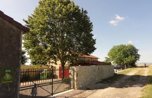 Charroux Maison | Maison en pierres rénovée avec cour close et terrasse privée, animaux admis, parking, Wi-Fi - FR-1-489-271