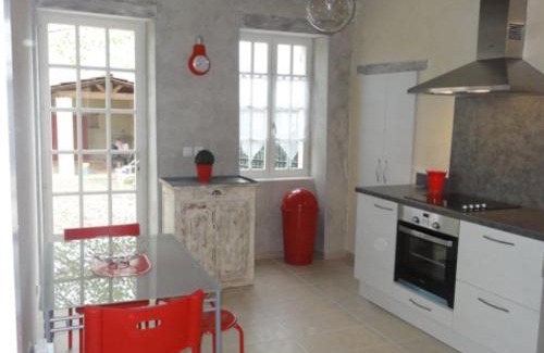 Charroux Maison | Maison en pierres rénovée avec cour close et terrasse privée, animaux admis, parking, Wi-Fi - FR-1-489-271