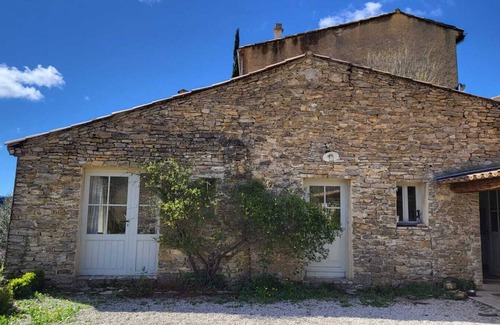 Faucon Maison | maison en Provence, à Faucon, avec jardin arboré et vue sur le Mont Ventoux.