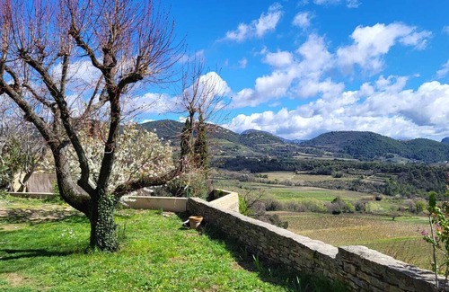Faucon Maison | maison en Provence, à Faucon, avec jardin arboré et vue sur le Mont Ventoux.