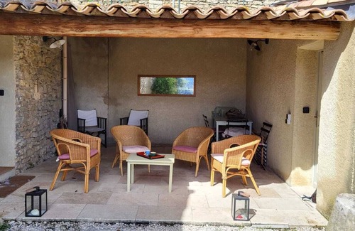 Faucon Maison | maison en Provence, à Faucon, avec jardin arboré et vue sur le Mont Ventoux.
