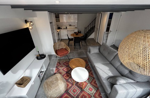 Vernon Maison | Glacière · Maison familiale style atelier & cour extérieure