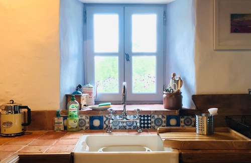 Saint-Antonin Noble Val Maison | Maison D’Artist, 5 minutes from St Antonin Noble Val with Swimming River & Pools