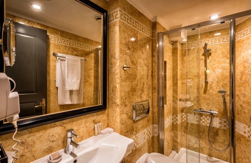 Patras Hôtel | Maison Grecque