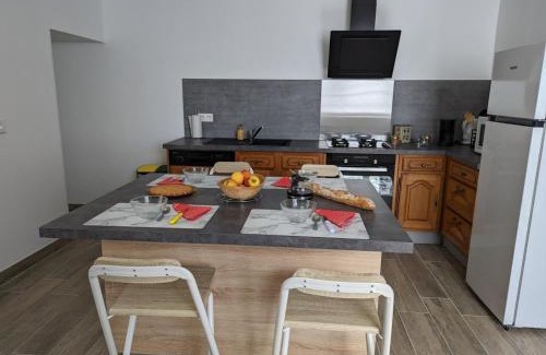Puyreaux Maison | Maison lumineuse avec cour privative, proche sites culturels, tout confort, équipé bébé, wifi inclus - FR-1-653-98