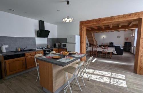 Puyreaux Maison | Maison lumineuse avec cour privative, proche sites culturels, tout confort, équipé bébé, wifi inclus - FR-1-653-98