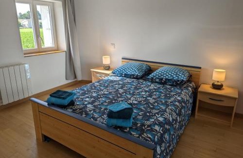 Puyreaux Maison | Maison lumineuse avec cour privative, proche sites culturels, tout confort, équipé bébé, wifi inclus - FR-1-653-98
