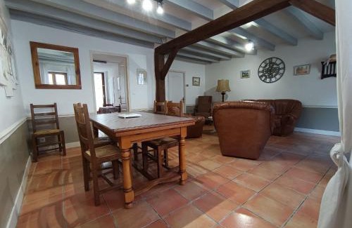Saint-Benoit-du-Sault Maison | Maison médiévale en Berry avec cour privative et tout inclus - FR-1-591-643