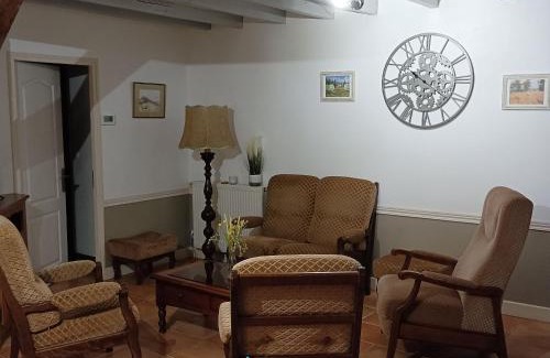 Saint-Benoit-du-Sault Maison | Maison médiévale en Berry avec cour privative et tout inclus - FR-1-591-643