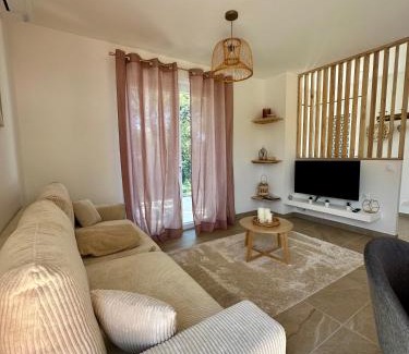 Figeac Maison | Maison neuve, cadre apaisant,jacuzzi et piscine