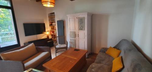 Rugles Maison | Maison Normande au bord de rivière avec spa et sauna