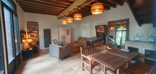 Rugles Maison | Maison Normande au bord de rivière avec spa et sauna
