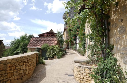 Les Eyzies Maison | Maison pittoresque dans petite rue au calme sous les rochers.