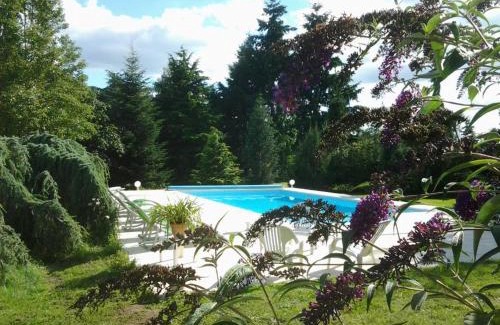 Avermes Maison | Maison rénovée avec parc, piscine partagée et activités pour enfants - Draps et linge offerts - FR-1-489-324