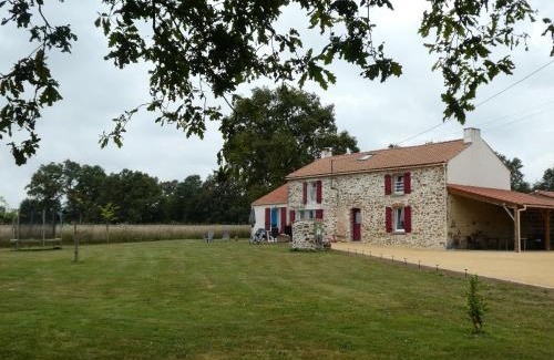 La Roche-sur-Yon Maison | Maison rénovée en pleine campagne avec terrain, terrasse et équipements familiaux - FR-1-426-157